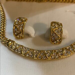 Gold necklace and earrings with brilliant crystals